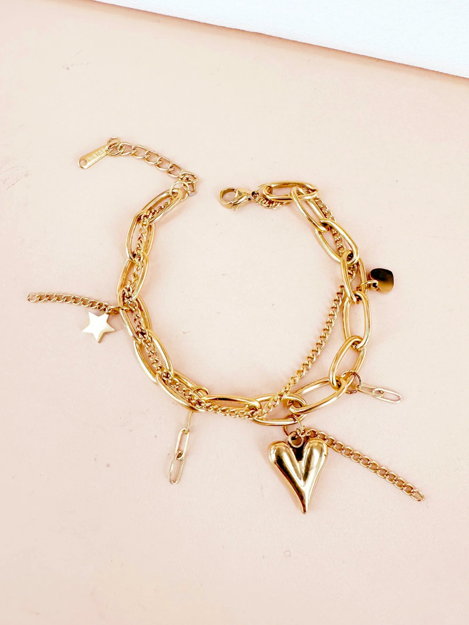 Bracelet multiple chaîne avec breloques: Adèle