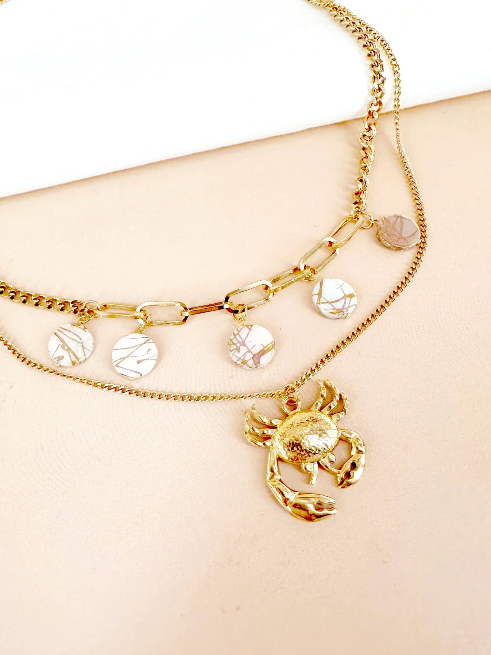 Collier chaîne perles et breloques: Clémence