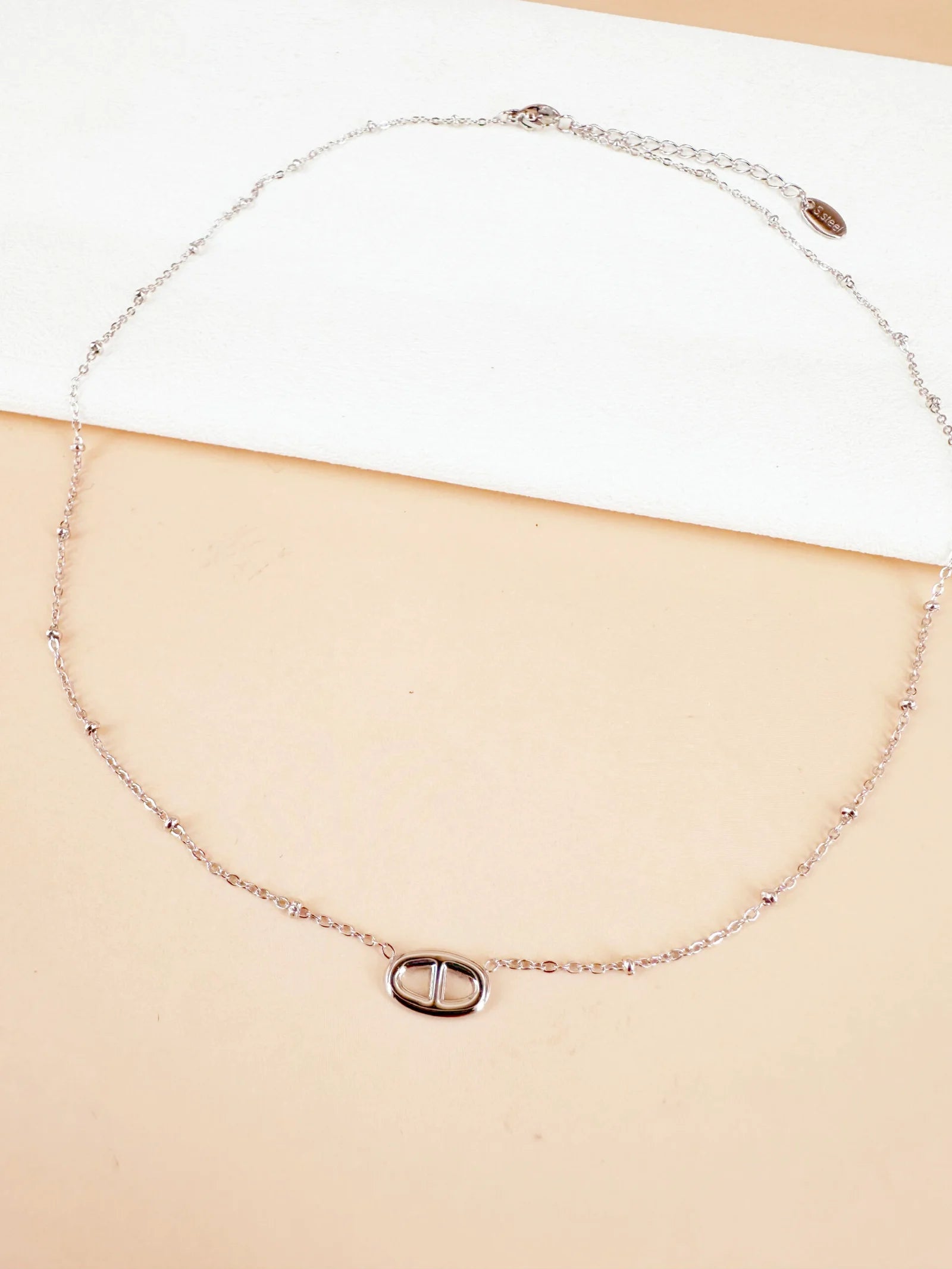 Collier chaîne fine en argent avec maillon en graine de café: Amélia