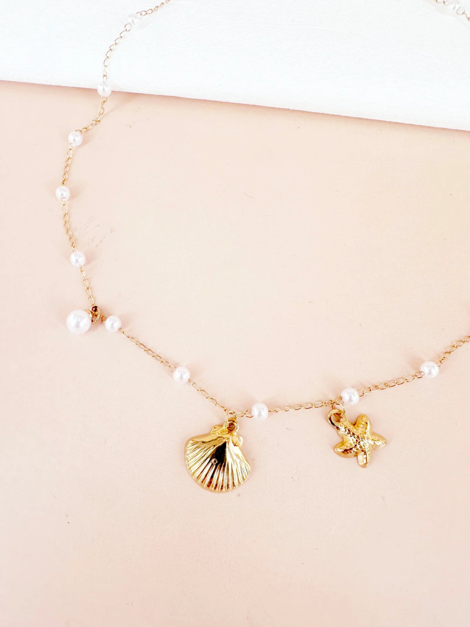 Collier perles avec coquillage et étoile: Ella