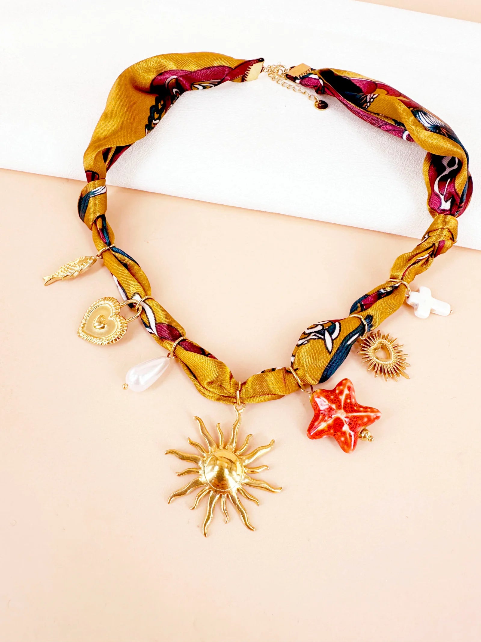 Collier bandana en tissu à breloques soleil: Ava