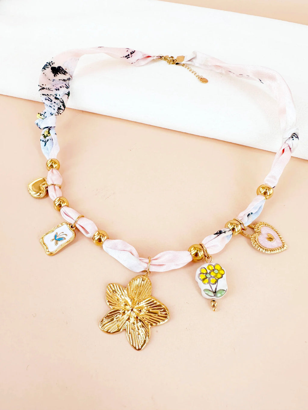 Collier bandana en tissu à breloques fleurs: Valentina