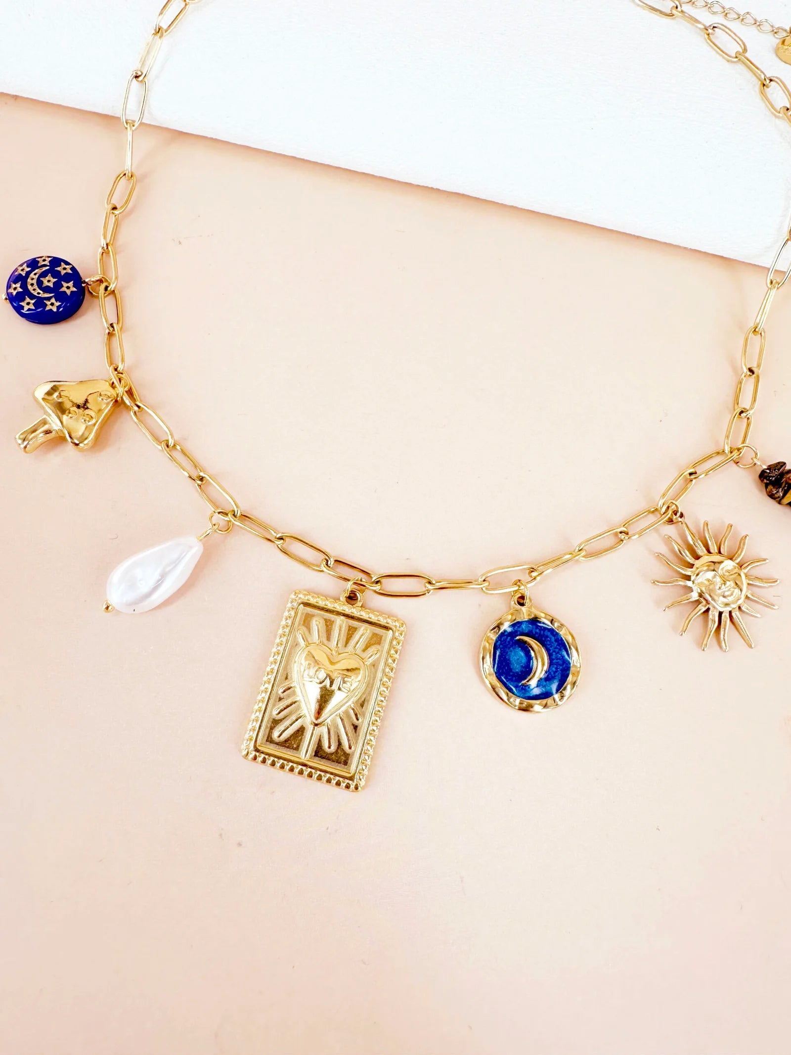 Collier chaîne perles et breloques: Constance