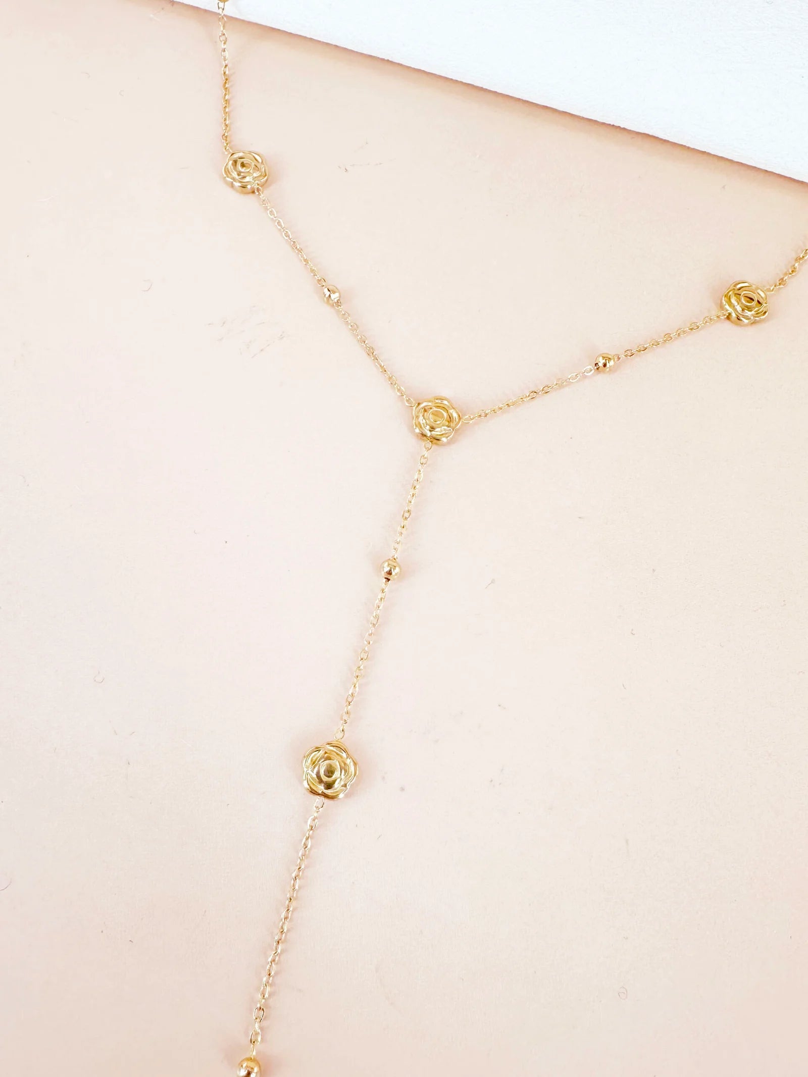Collier cravate Y avec fleurs roses: Lorena