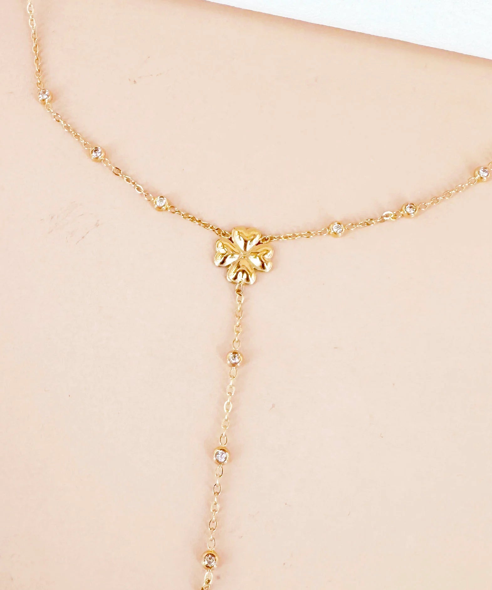 Collier cravate Y avec trèfle et strass: Deborah