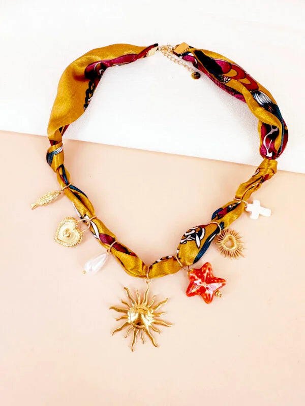 Collier bandana en tissu à breloques soleil: Ava