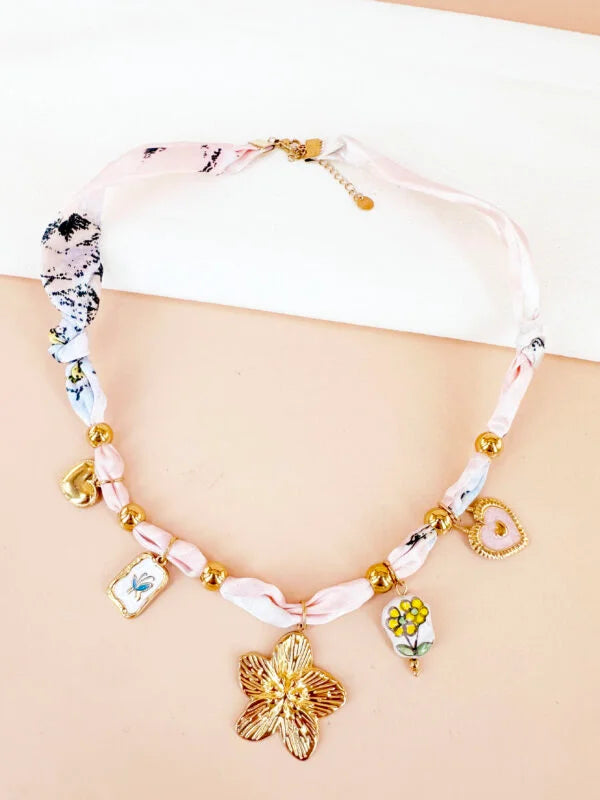 Collier bandana en tissu à breloques fleurs: Valentina