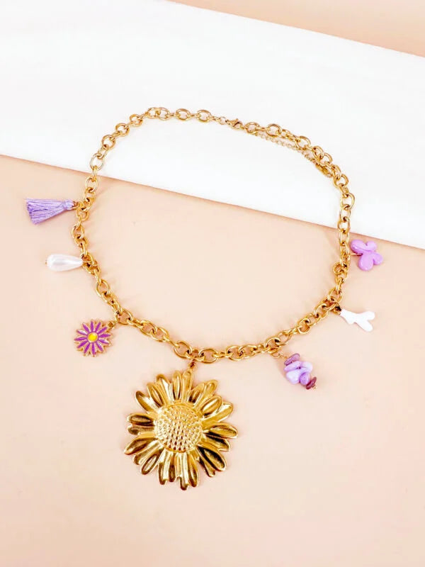 Collier médaillon fleur et charms lilas: Charlotte